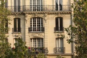 Faut-il vraiment vider un appartement haussmannien avant de le vendre ? Avantages et stratégies