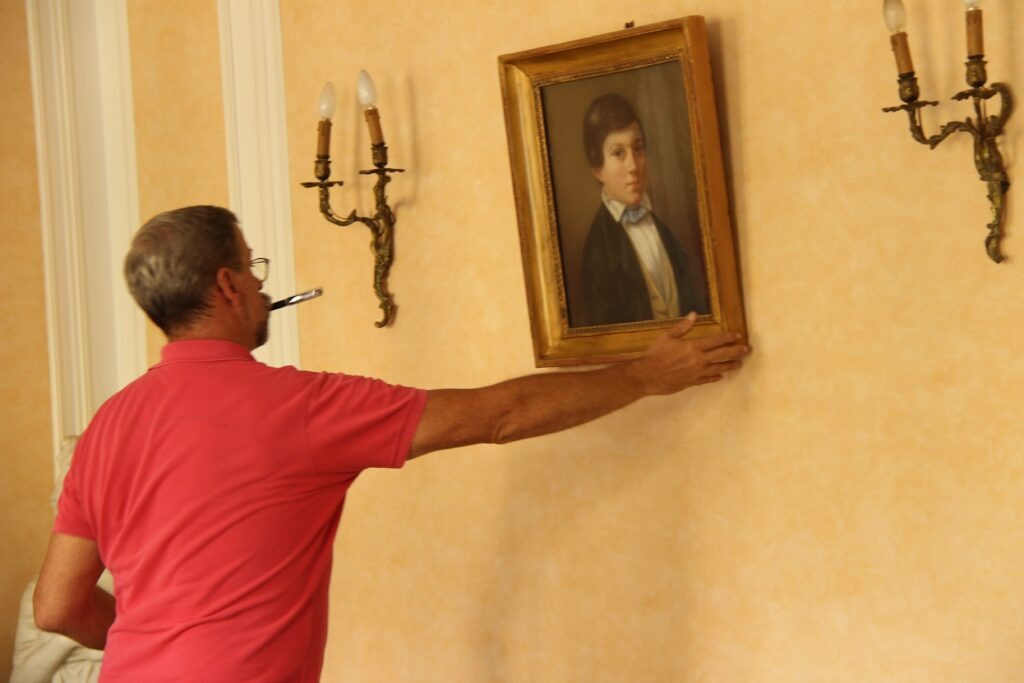 family affaires valorise un tableau de maitre dans un appartement haussmannien