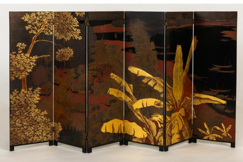 Paravent Vietnamien de l’artiste Lê Quốc Lộc (1918- 1987) - Ecole des Beaux-arts de l'Indochine. Village au bord du fleuve rouge, adjugé 150 000€ en 2025