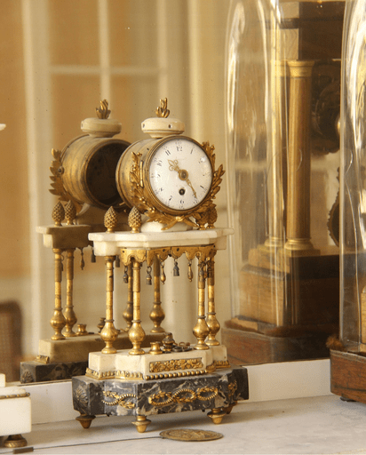 vider une maison après un décès - pendule cheminée